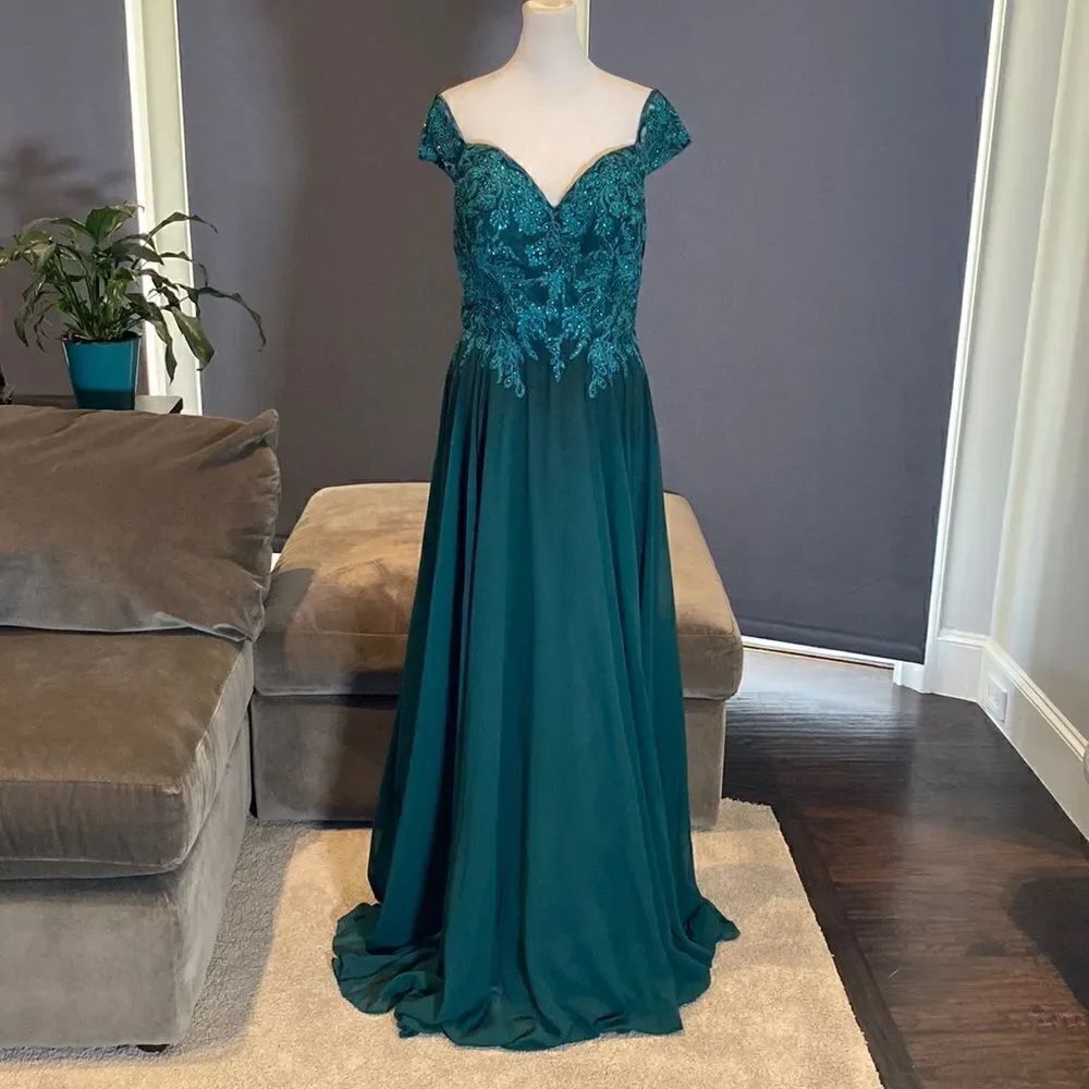 Women’s Green Full length Chiffon Dress with Sparkles & Zip Up Back Size 8 NWOT
